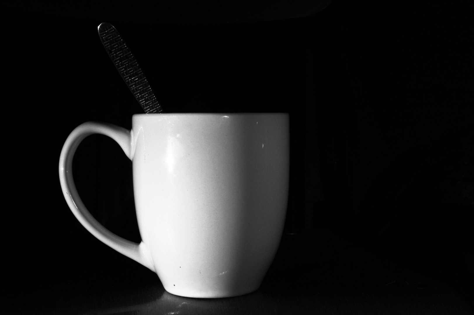 Travail sur une tasse blanche