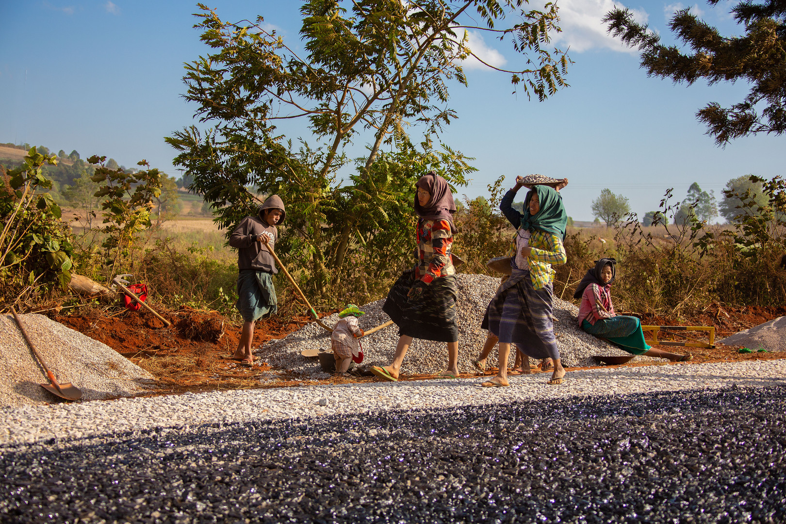 Travaux de réfection sur une route de Birmanie.