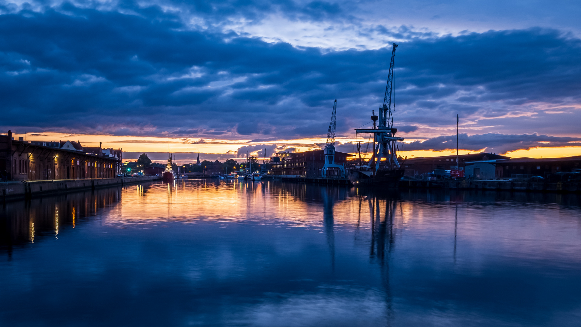 Trave Hafen in Lübeck im Sonnenuntergang