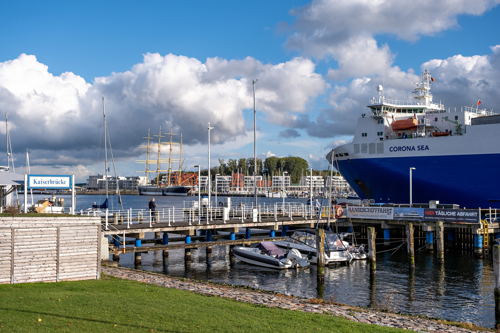 Travemuende - Kaiserbruecke - Die Corona Sea