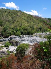 Traversée d’une rivière dans la chaîne centrale – Überfahrt von einem Fluss im Zentralgebirge.