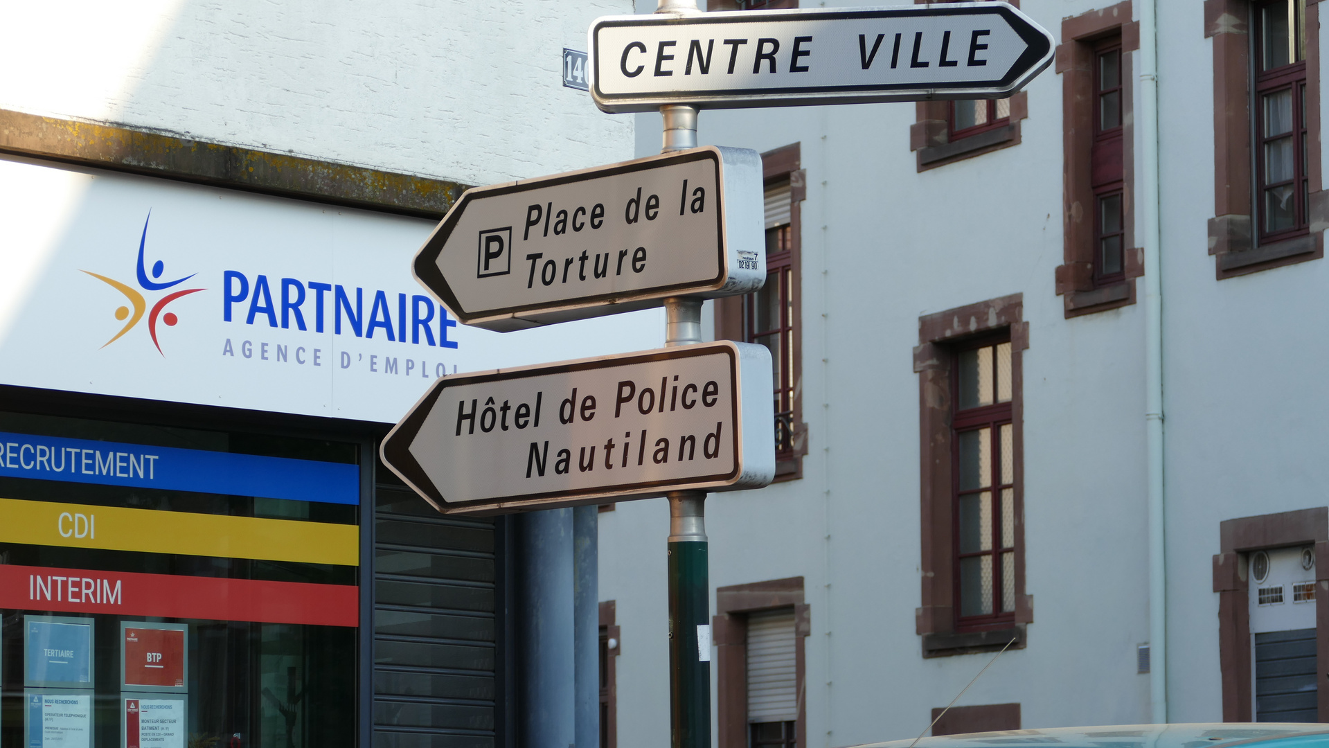 ..traversez la rue, passez à la " question ".....