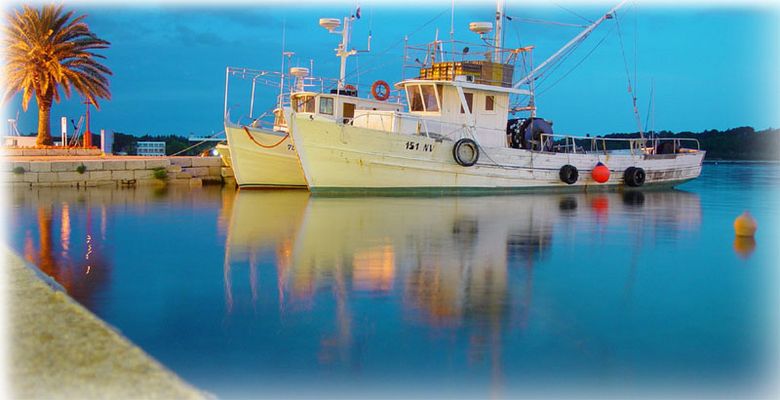 Trawler vor der Ausfahrt