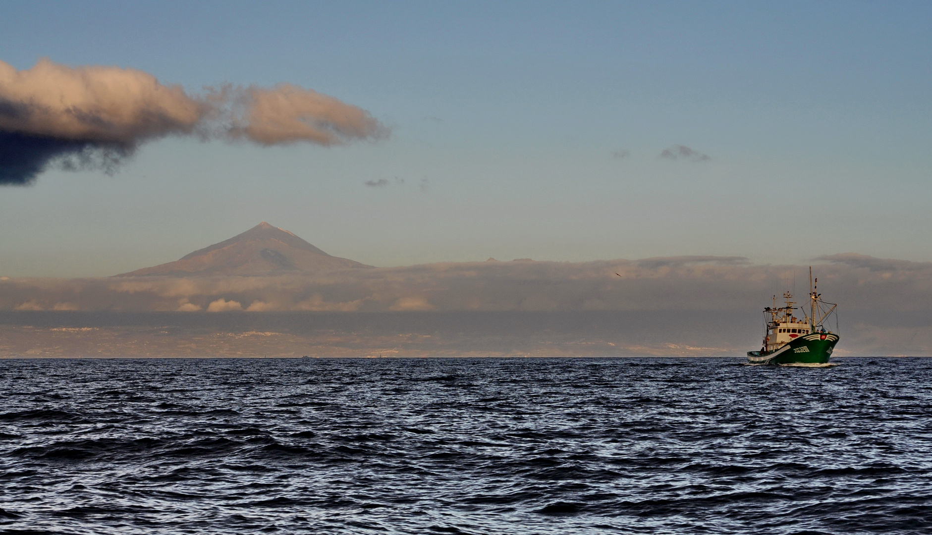 Trawler vor der Kulisse des Teide