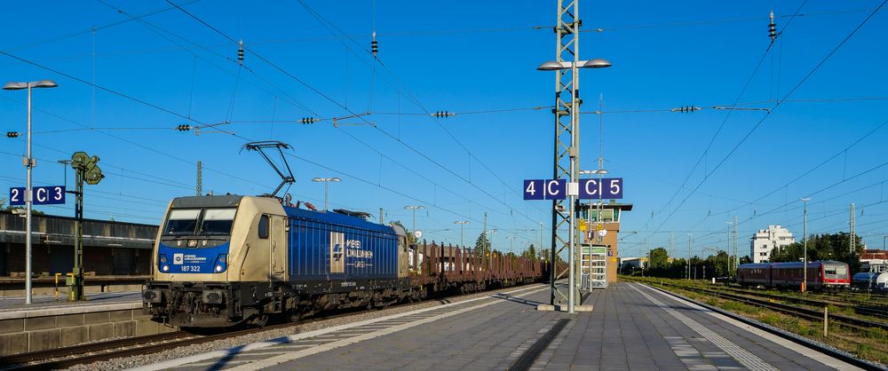 Traxx 3 kommt vorbei Foto & Bild bahnhof, bahnsteig, eisenbahn Bilder