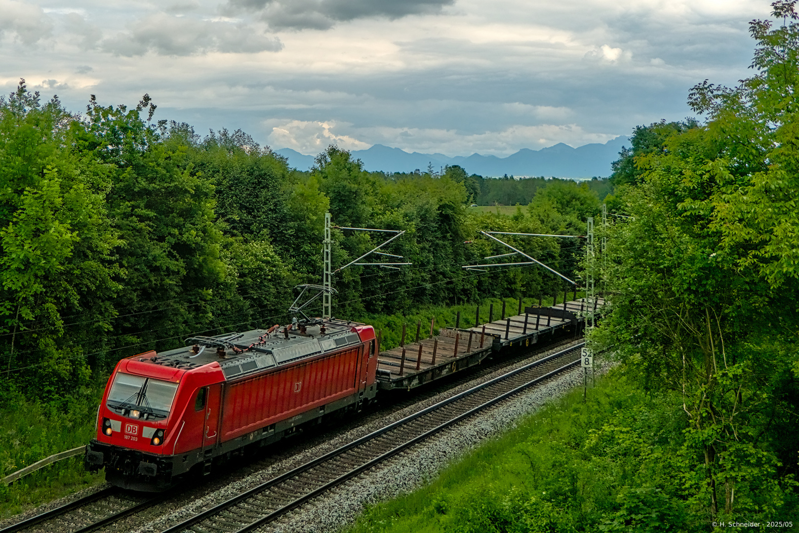 Traxx 3 mit leeren Rungenwagen