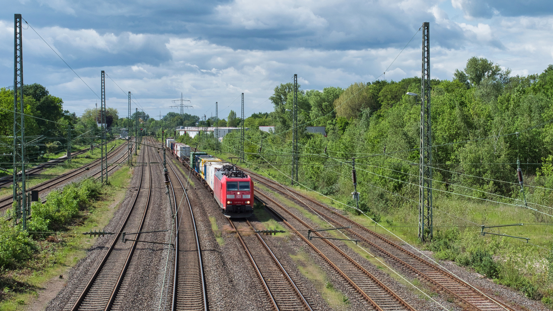 Traxx mit Containerzug in Eller