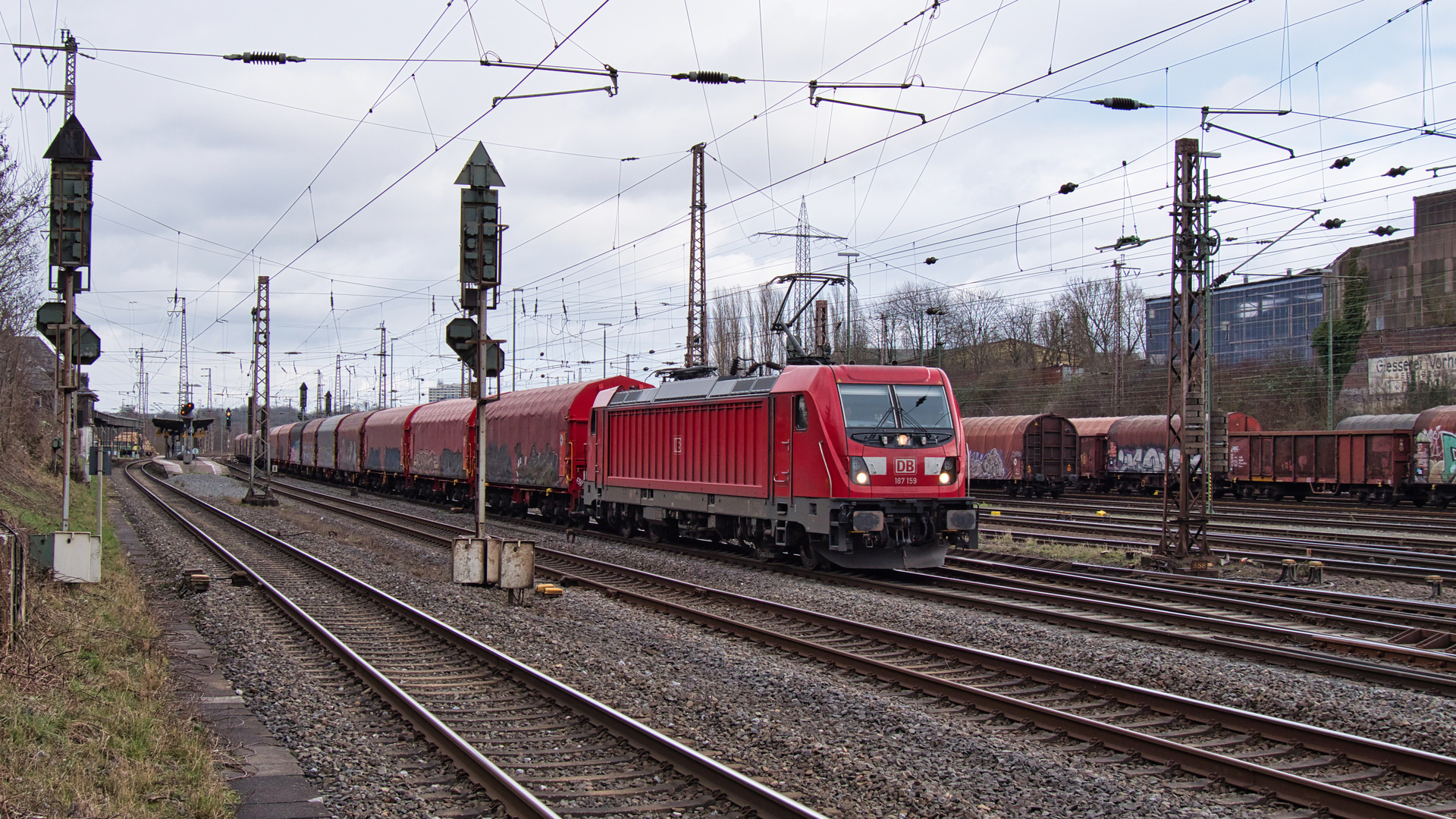 Traxx mit Güterzug in Hagen-Vorhalle