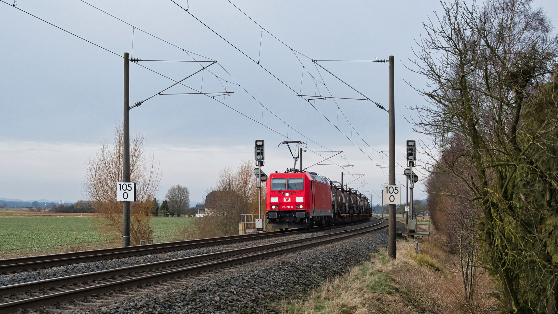 Traxx mit Kesselzug aus Richtung Osnabrück