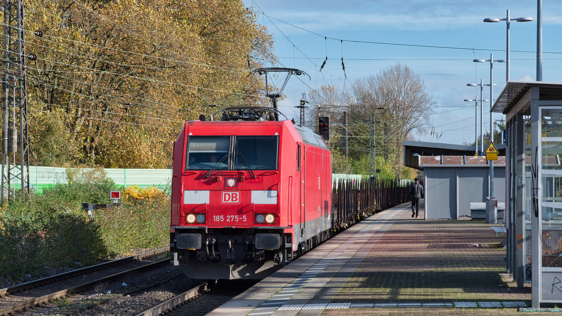 Traxx mit Rungenwagen in Altenessen