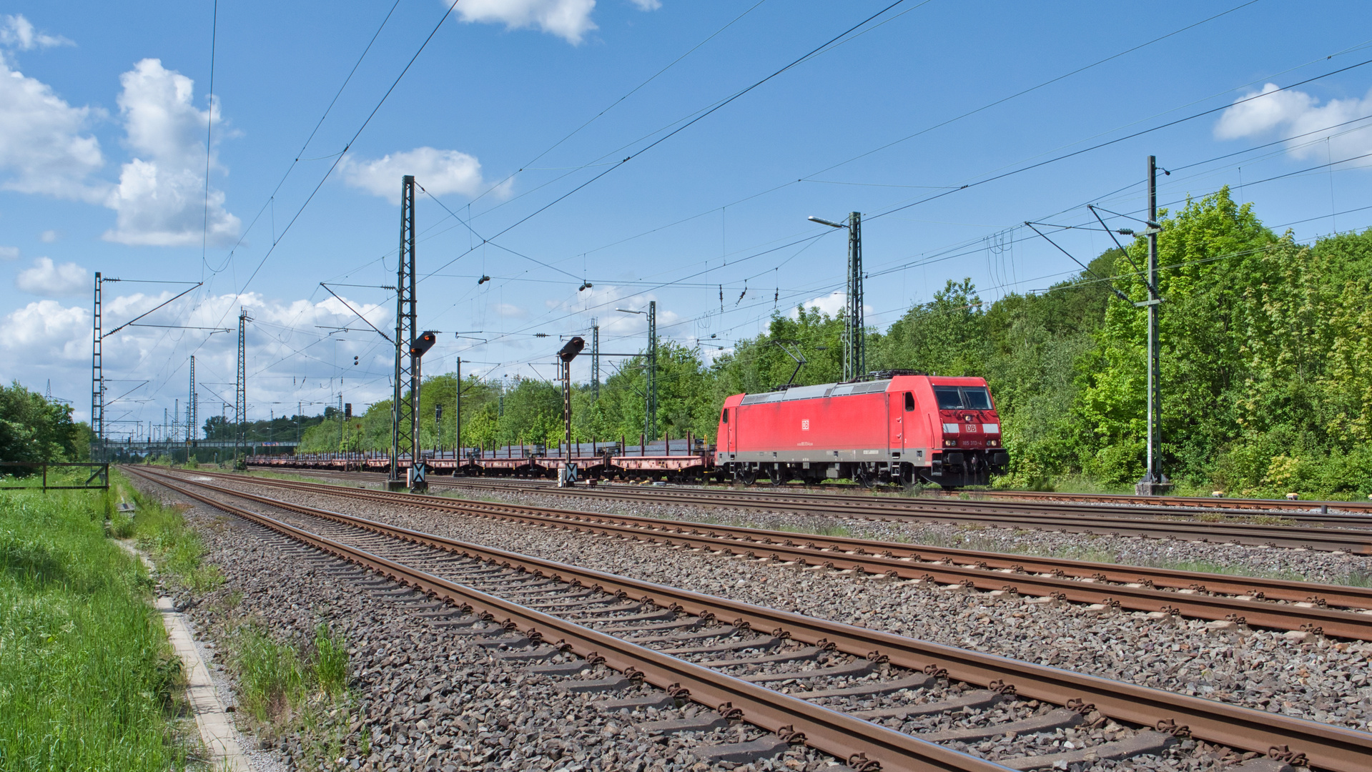 Traxx mit Stahlzug in Eller