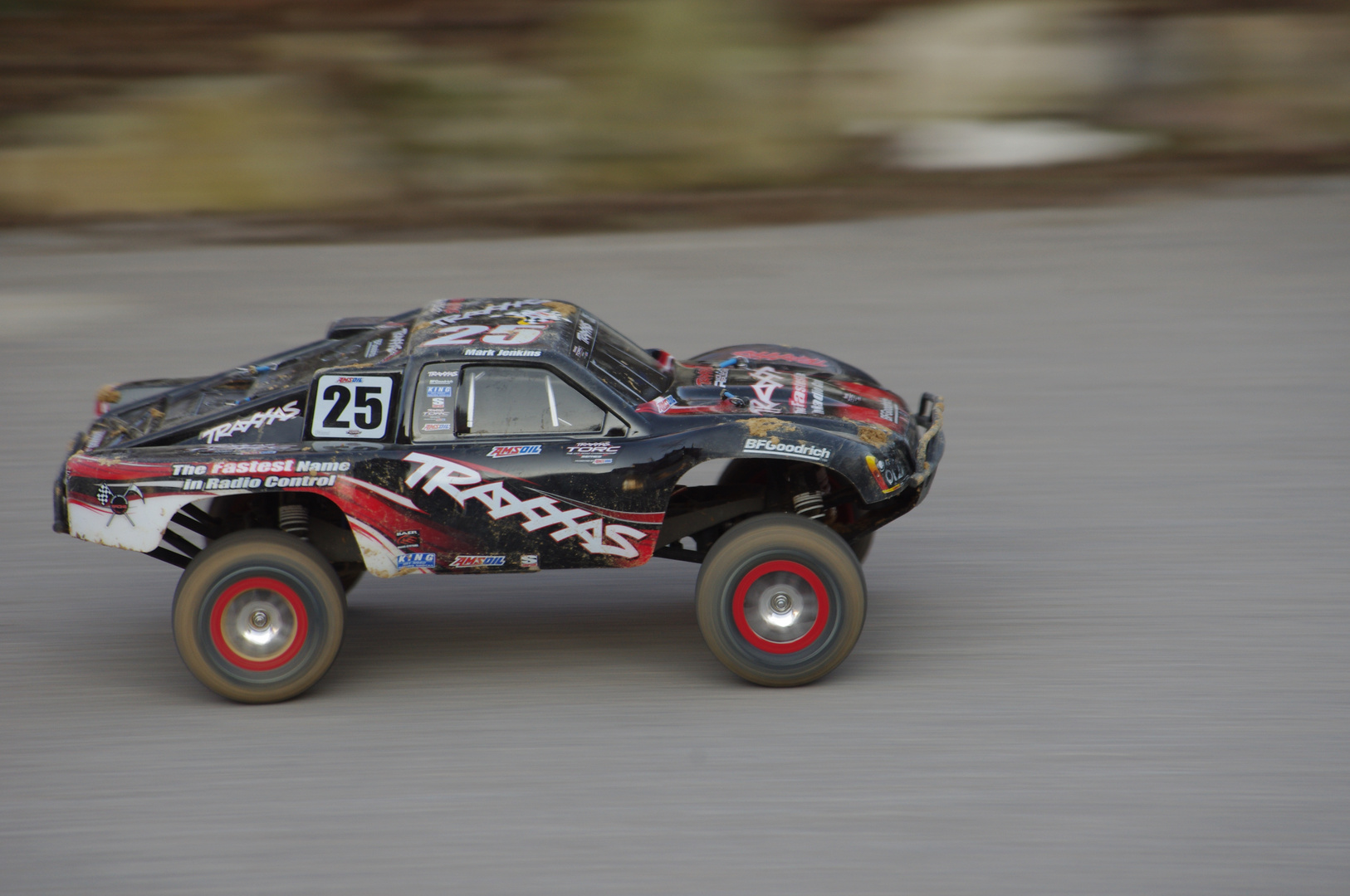 Traxxas Slash 4x4 auf Asphalt