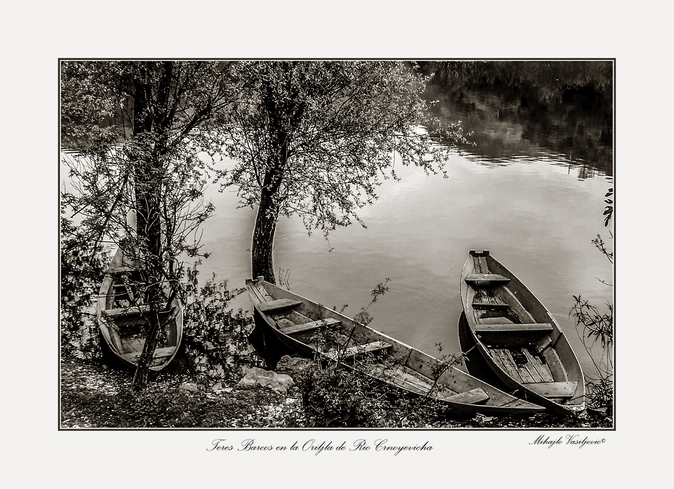 Tre Barcos en la Orilla de Rio Crnoyevicha