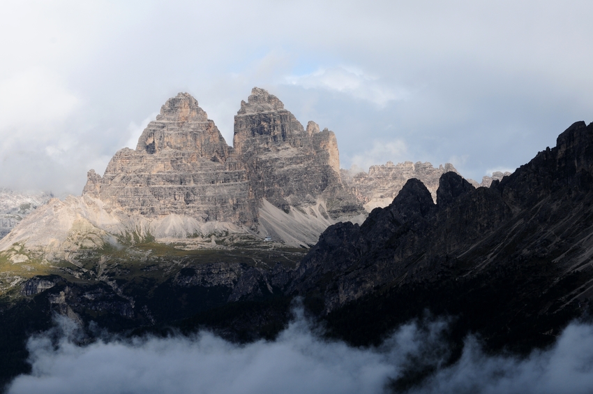 Tre Cime de Lavaredo mit Auronzo-Hütte von Süden (Dolomiten, Italien)