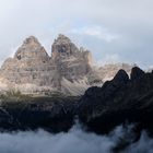 Tre Cime de Lavaredo mit Auronzo-Hütte von Süden (Dolomiten, Italien)