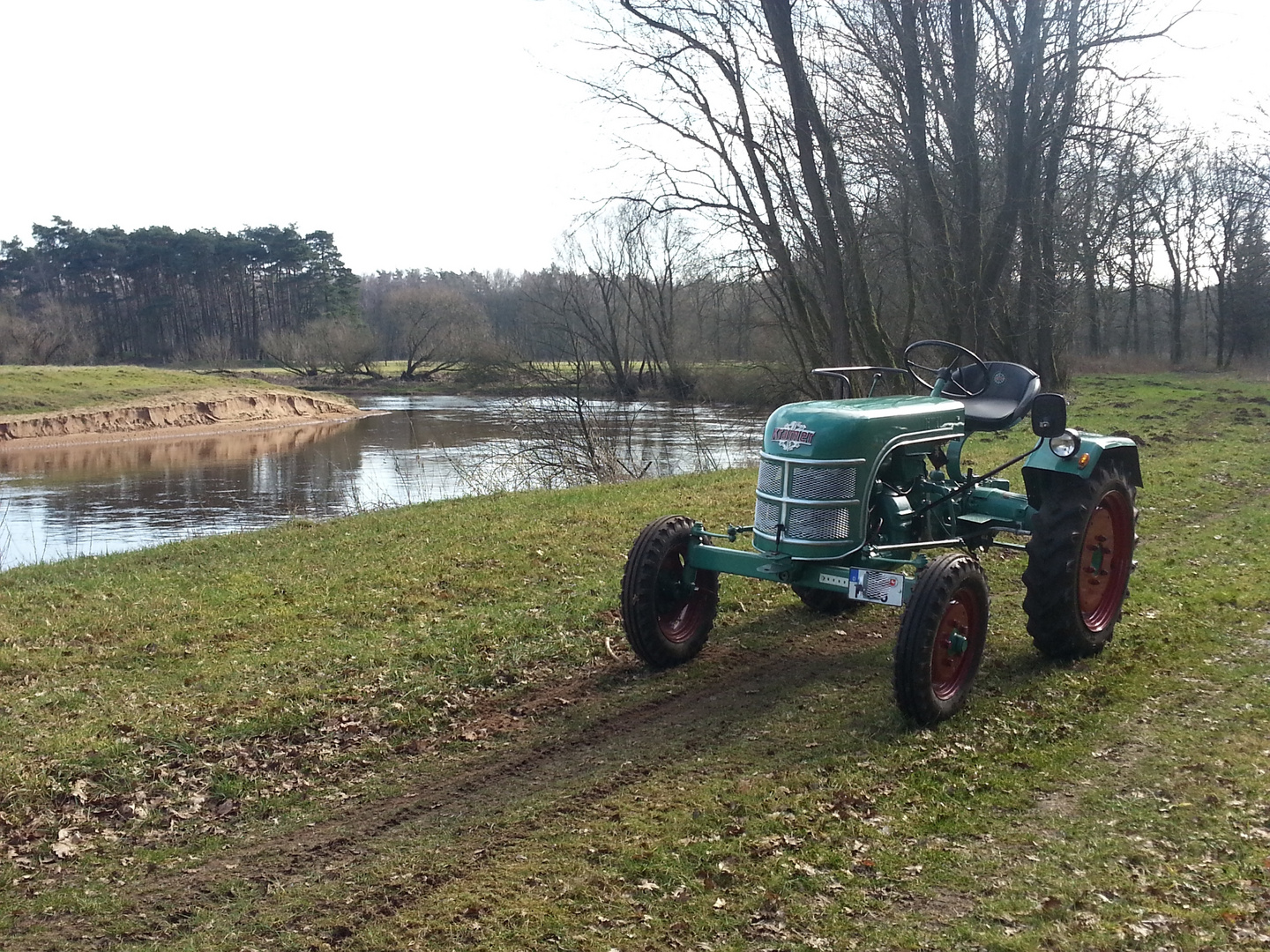 Trecker am Haseufer