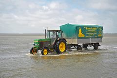 Trecker-Logistik zwischen Neuwerk (HH) und Cuxhaven-Duhnen (Nds.)