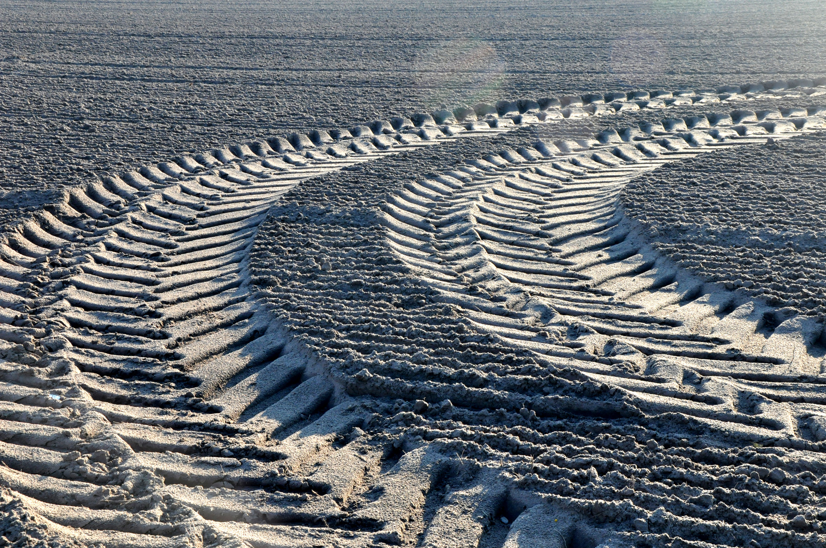 Treckerreifenspuren im Schnee