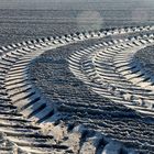 Treckerreifenspuren im Schnee