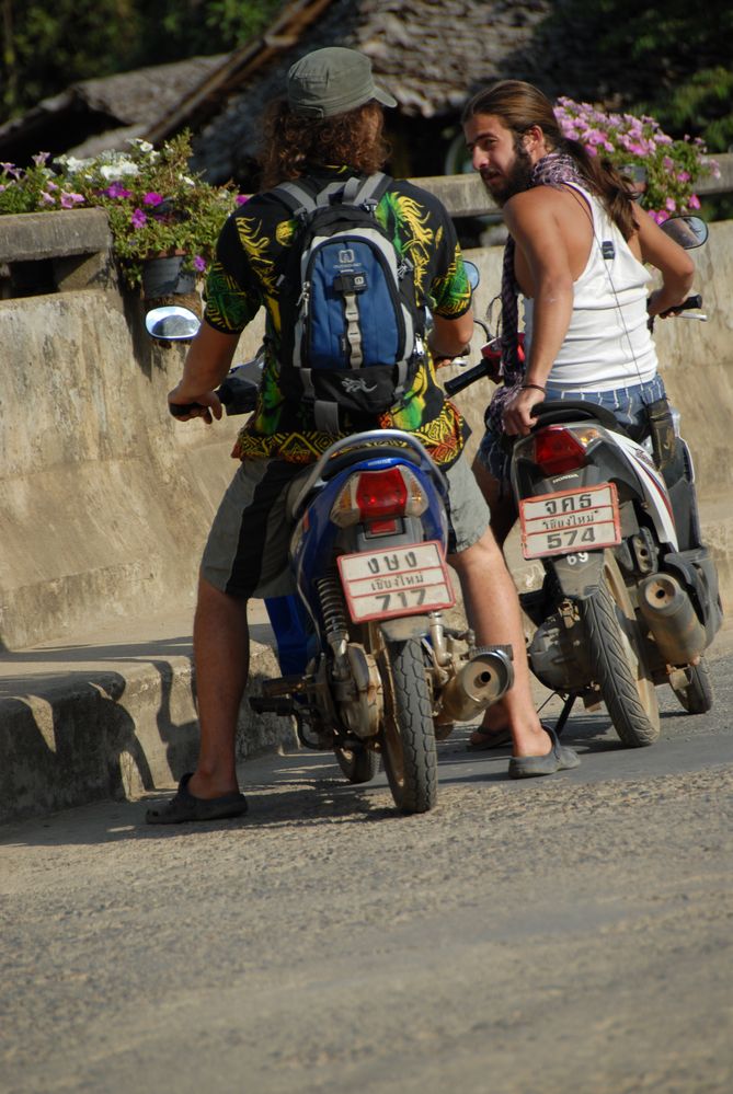 Treffen auf der Brücke in Pai, Nordthailand