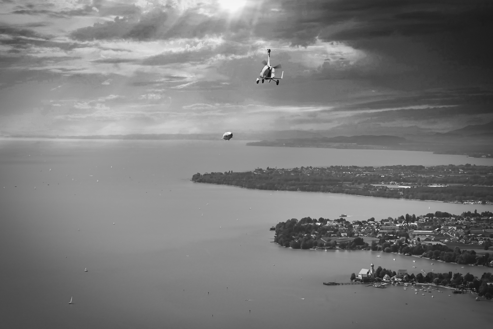 Treffen eines Zeppelins über dem Bodensee