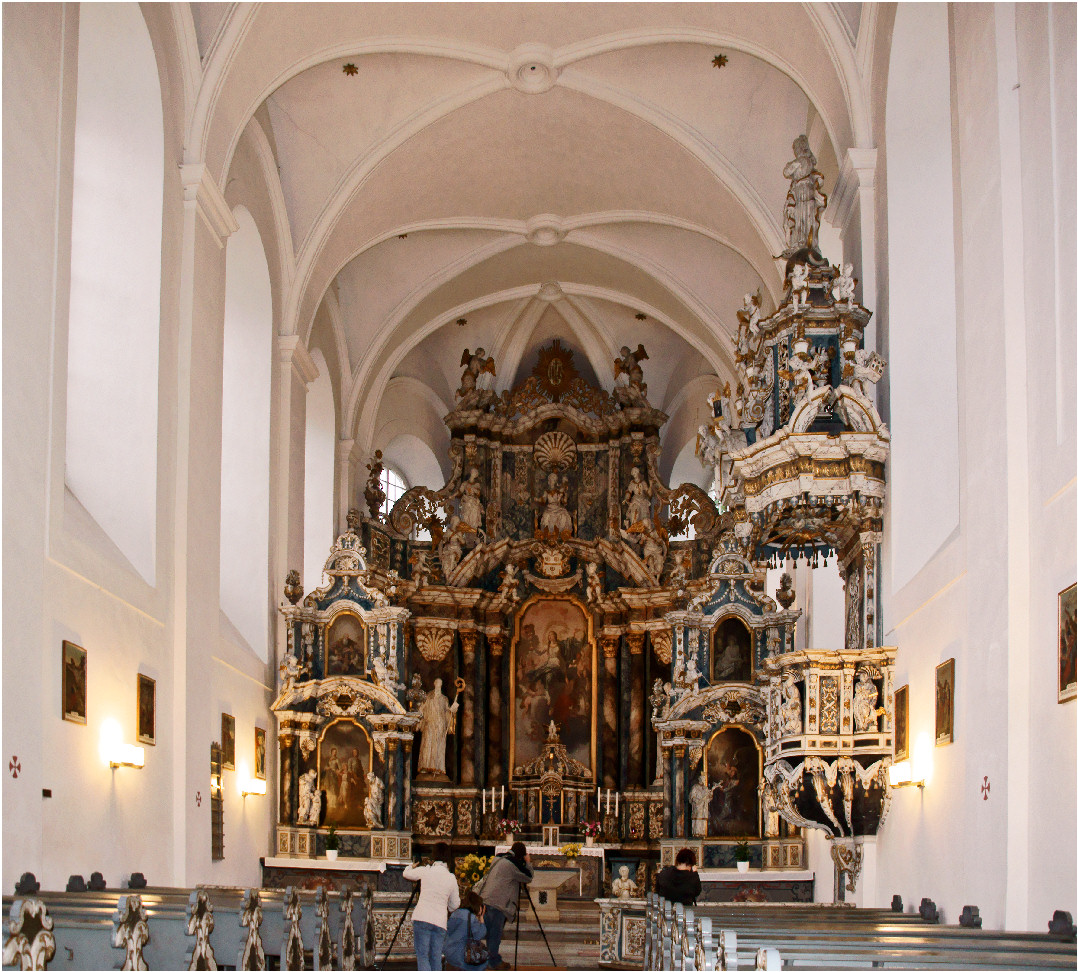 Treiben vor dem Altar