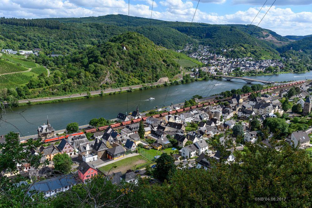 Treis-Karden mit Erzzug (leer) flussabwärts vom Moselsteig fotografiert