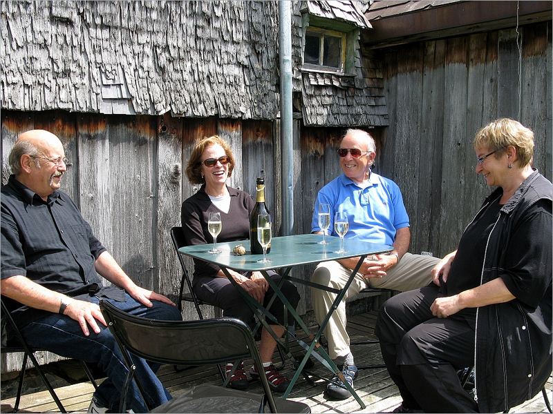 Trendiges Getränk (Prosecco) in antikem, ländlichem Ambiente