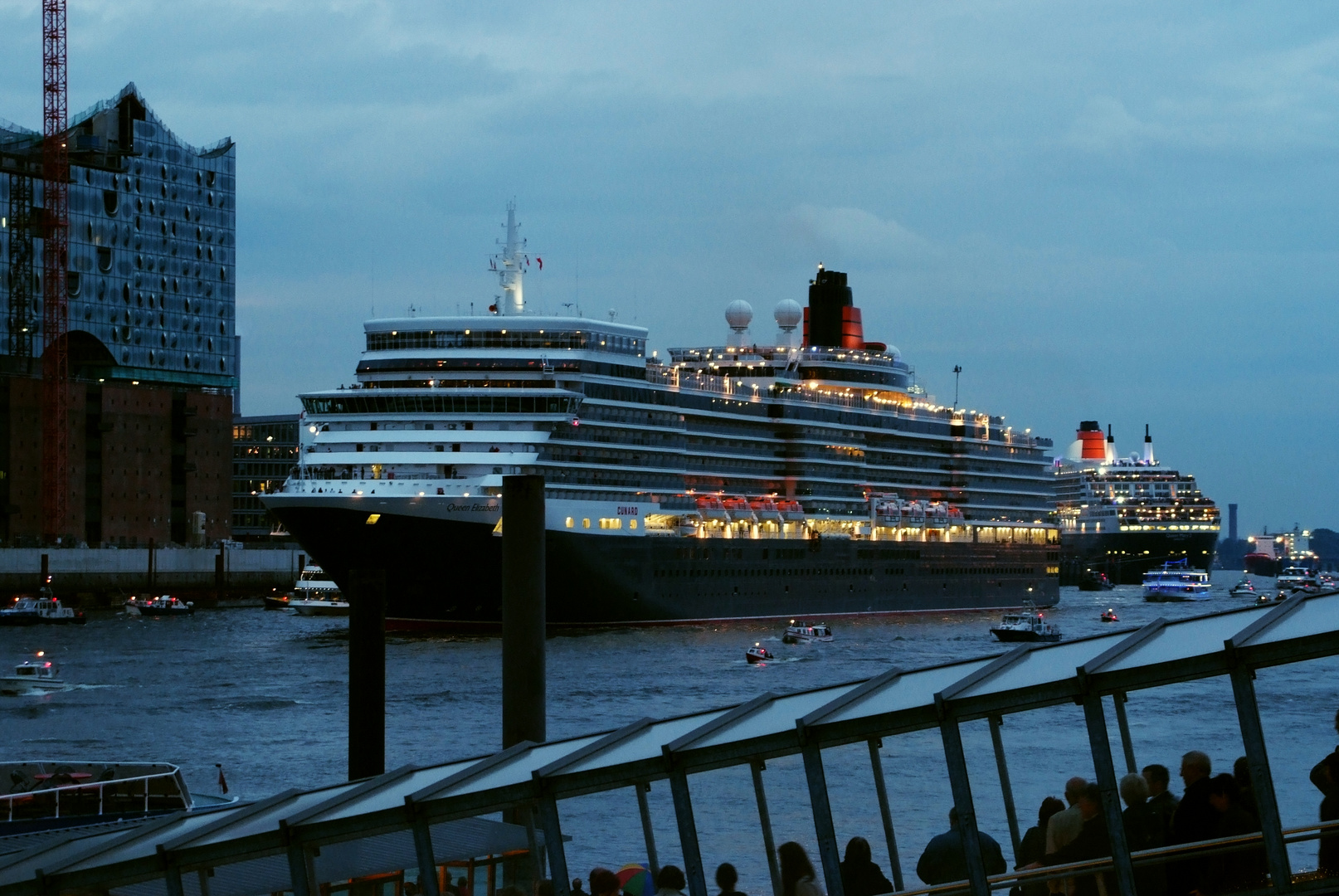 Trennung der beiden QUEENs im Hamburger Hafen