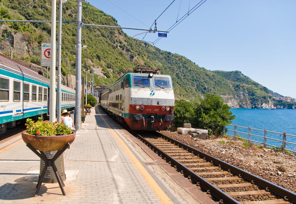 Treno in transito al binario tre