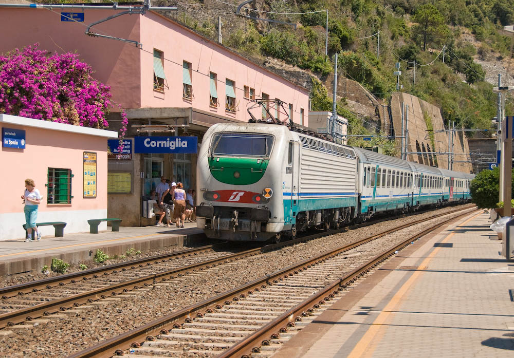 Treno in transito al binario uno