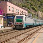 Treno in transito al binario uno