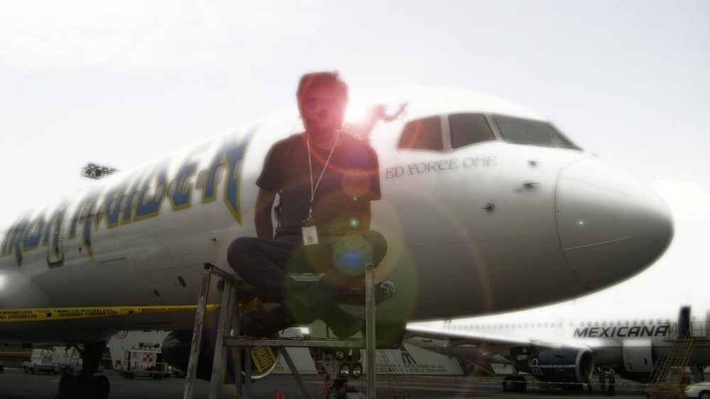 trepado en el avióncito de Iron maiden, con el craneo de fuera (cd. de México)