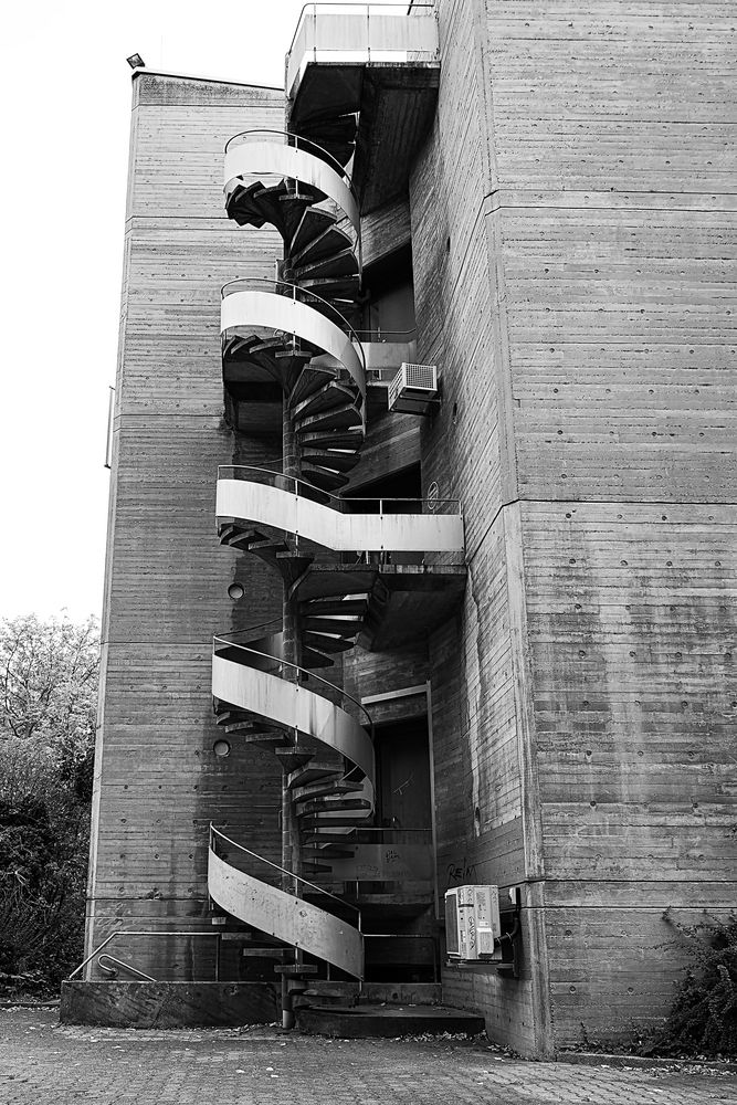 Treppe an dem brutalen Bau