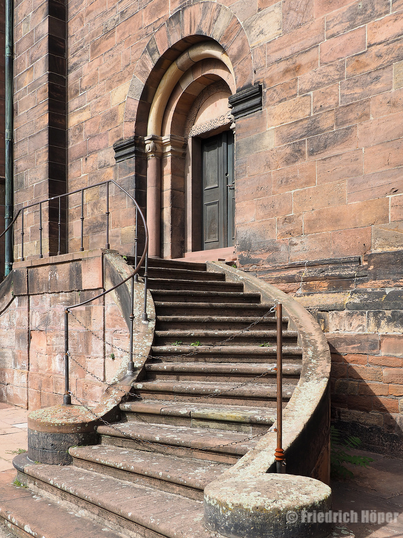 Treppe an der Südfassade des Wormser Doms