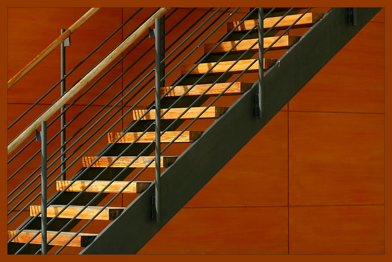 Treppe auf Orange