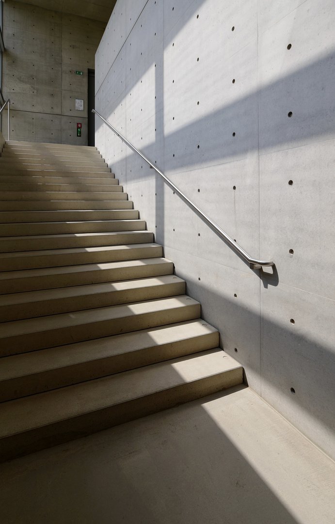 Treppe - Beton - Licht - Schatten - Metall