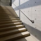 Treppe - Beton - Licht - Schatten - Metall