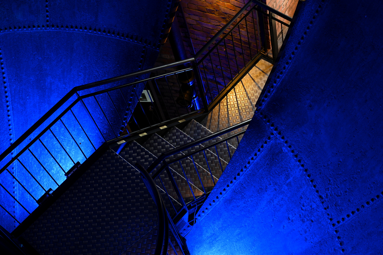 Treppe im blauen Raum