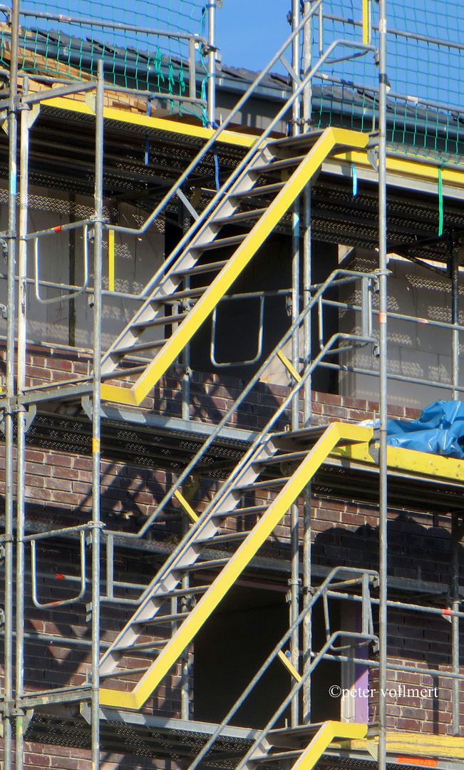 Treppe im Gerüst am Neubau