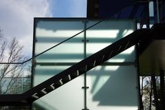 Treppe im Schatten oder Architektur in der Natur