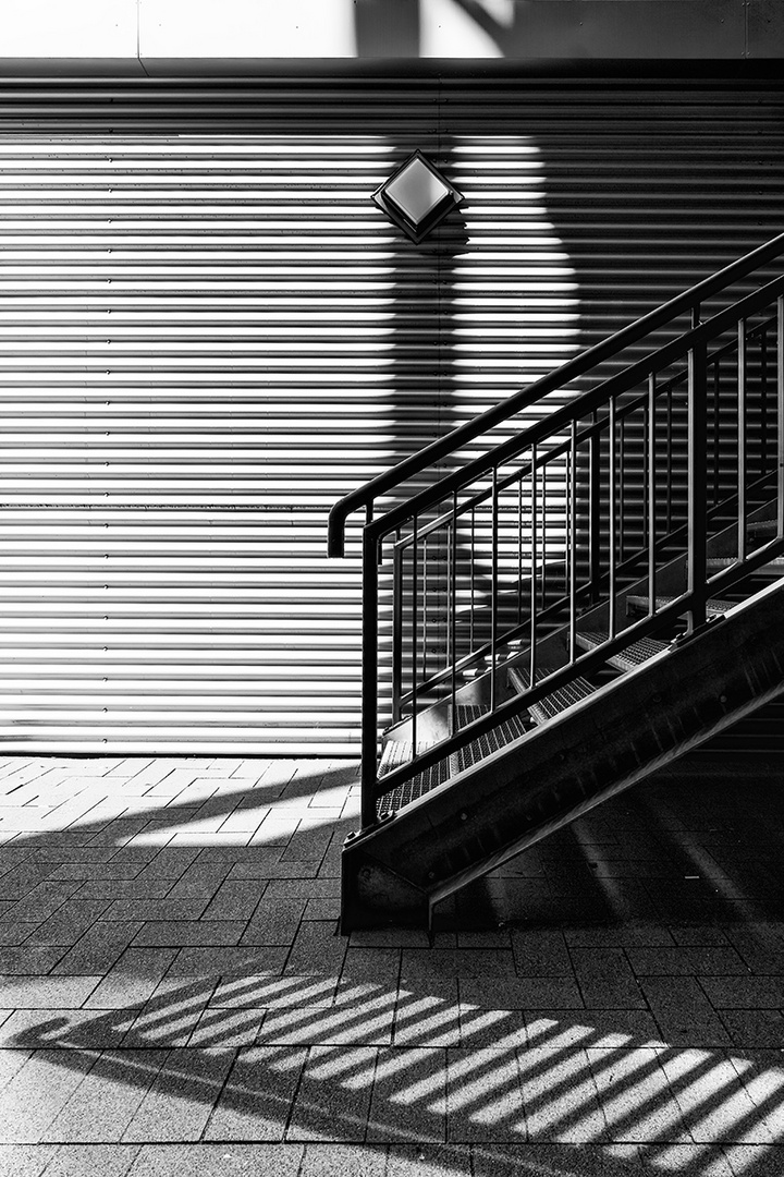 Treppe [im und mit Schatten]