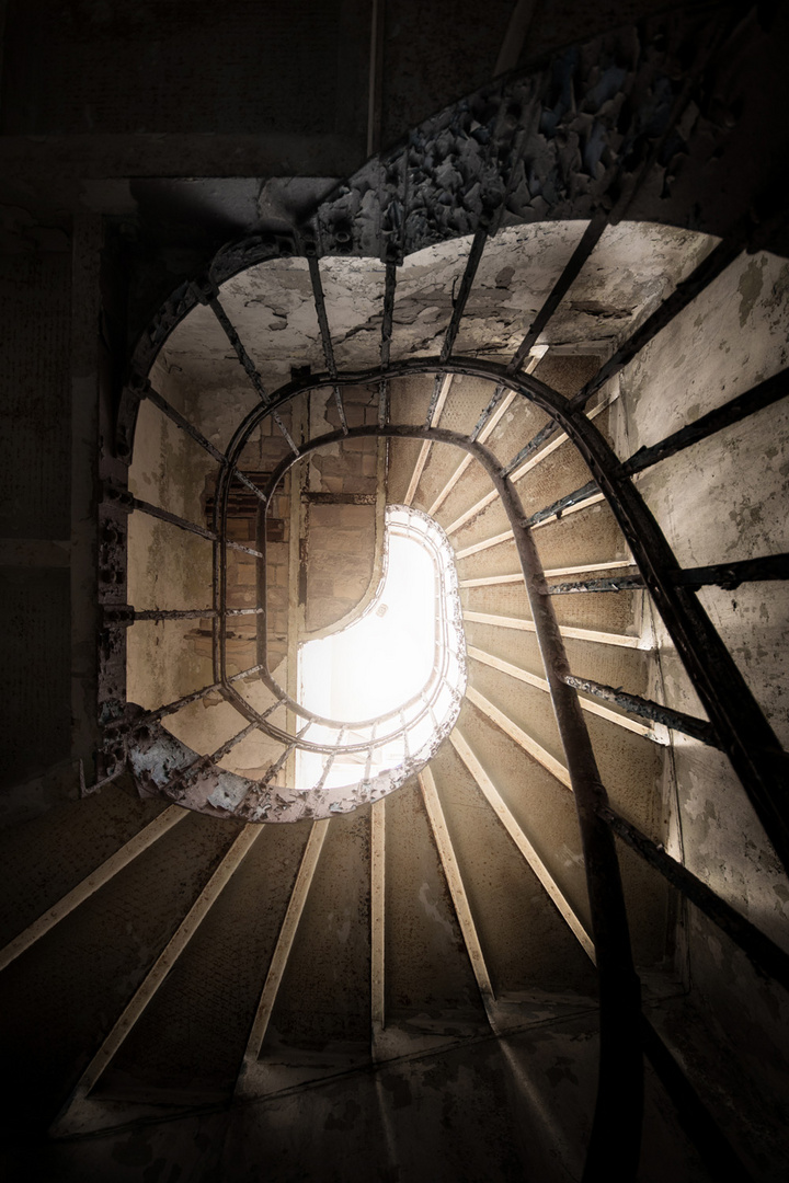 Treppe im verlassenen Badehaus der Beelitzer Heilstätten