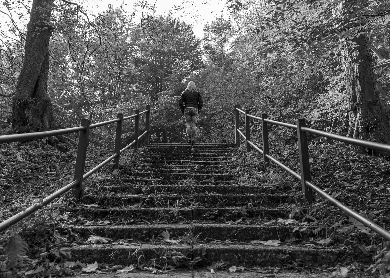 Treppe im Wald mit Model