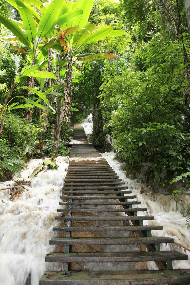 Treppe im Wasserfall