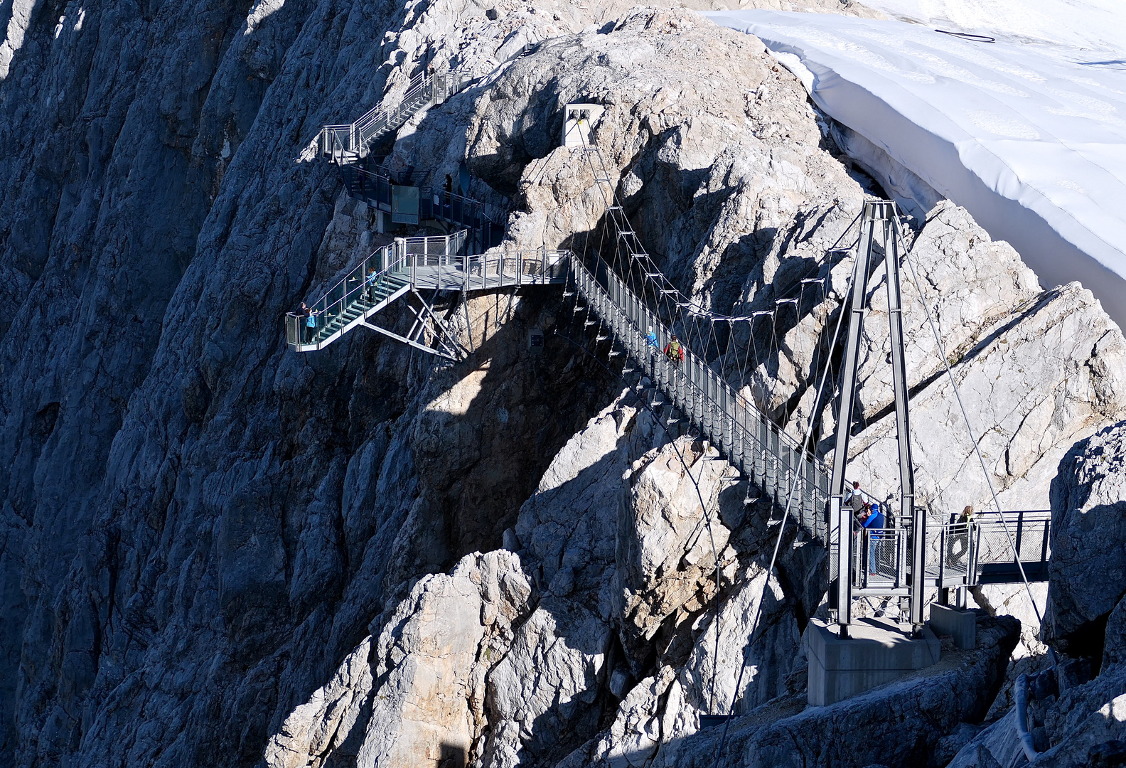 Treppe ins Nichts und Hängebrücke