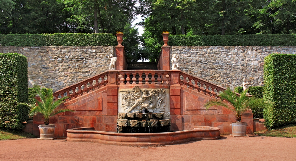 Treppe mit Brunnen (1)