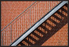 Treppe mit ganz wenig Gestrüpp