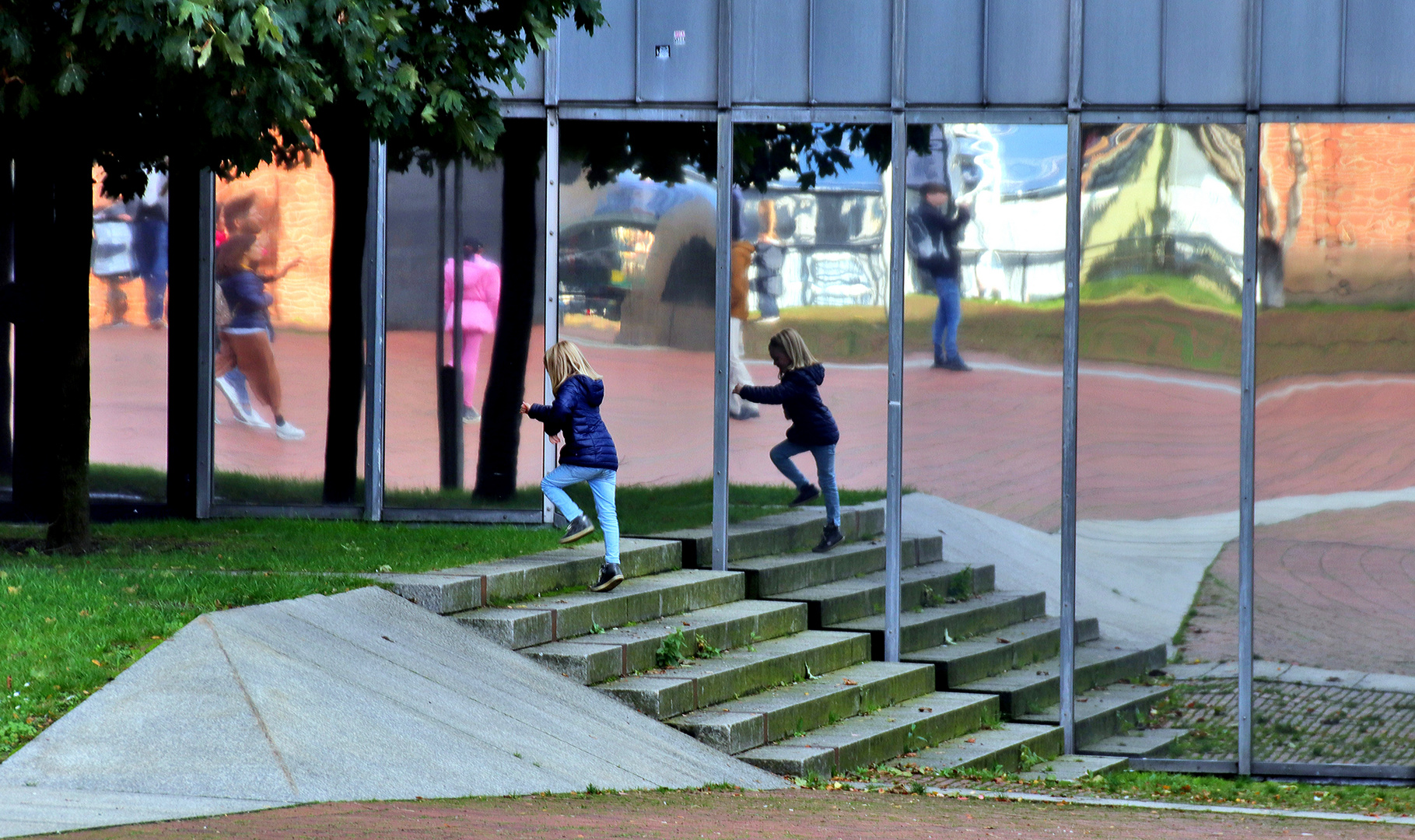 Treppe mit Kind verspiegelt......