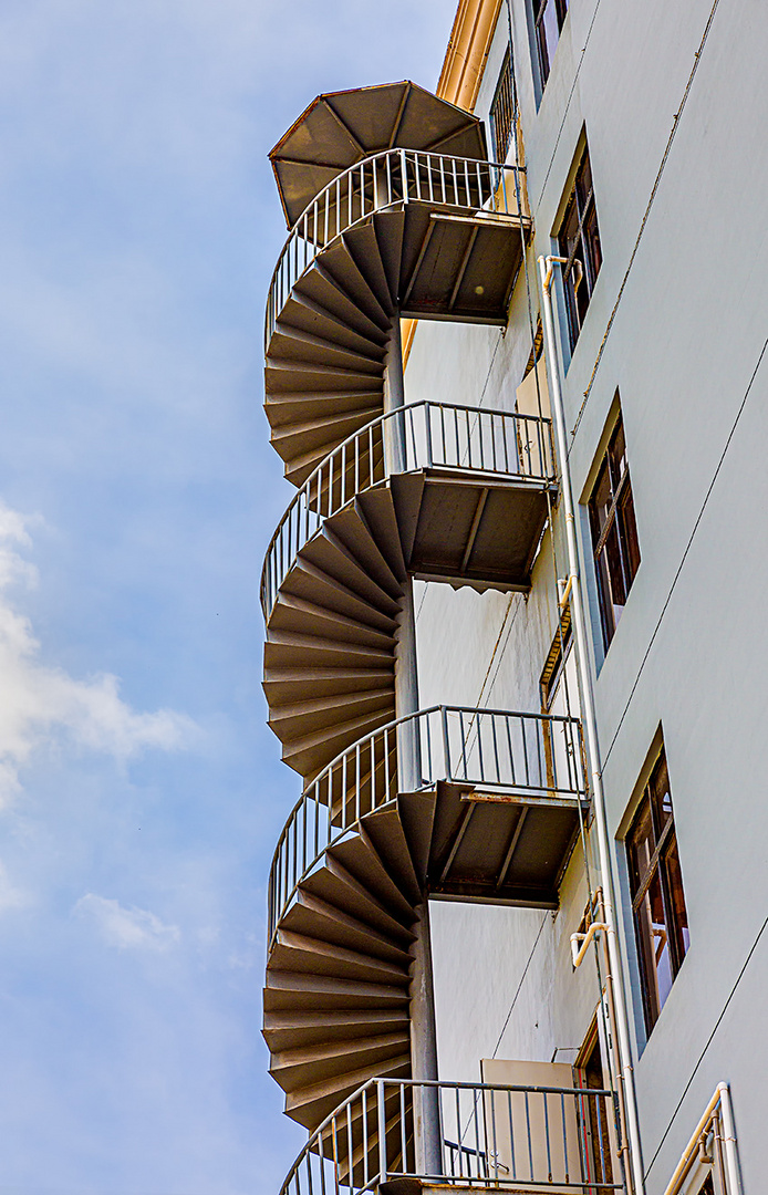 Treppe mit Schirm